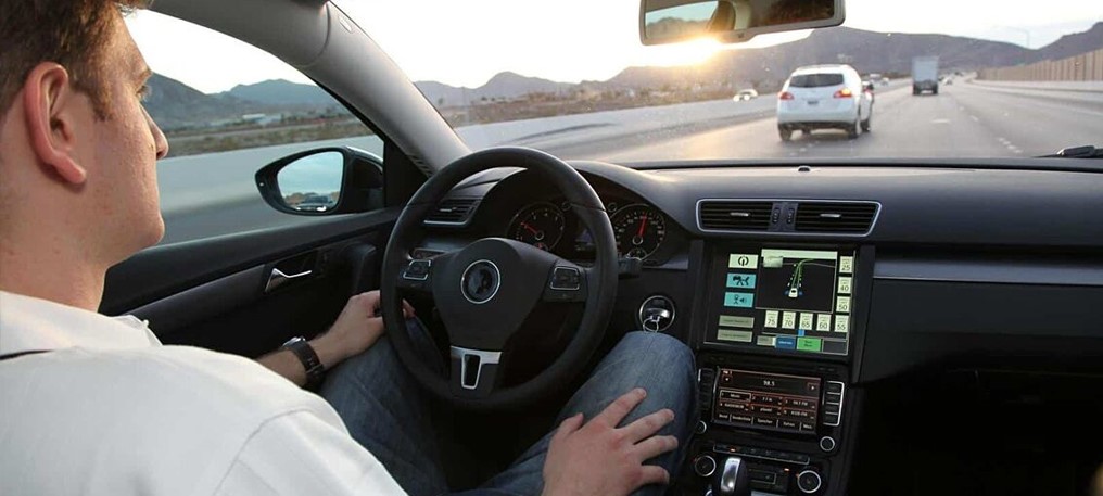 SMC varnar för risker när Teslas självkörande funktion testas på svenska vägar