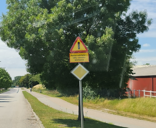 Varningsskylt med texten "Motorcyklister - välj vänster körbana" Foto: Roadfriction